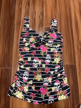 Size 1 Torrid Skull floral wireless swim tankini
